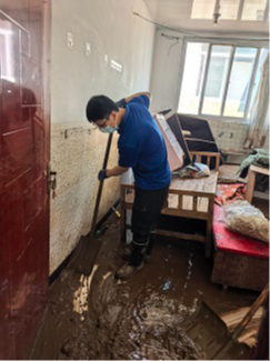 淤泥挡不住温情 员工齐动手帮助受灾职工家庭清淤暖人心