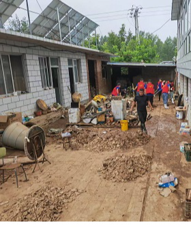 淤泥挡不住温情 员工齐动手帮助受灾职工家庭清淤暖人心