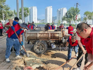 淤泥挡不住温情 员工齐动手帮助受灾职工家庭清淤暖人心